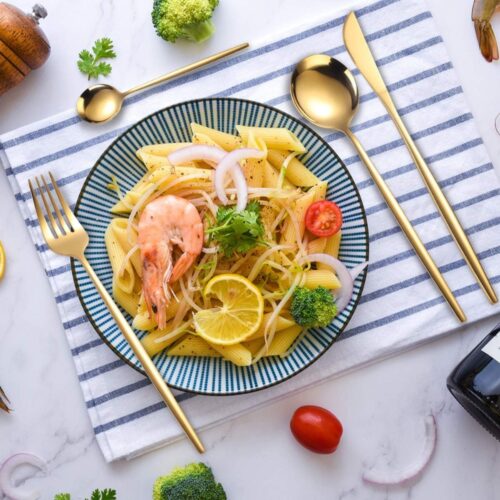 set de cubiertos dorados con comida