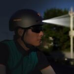 casco en la noche